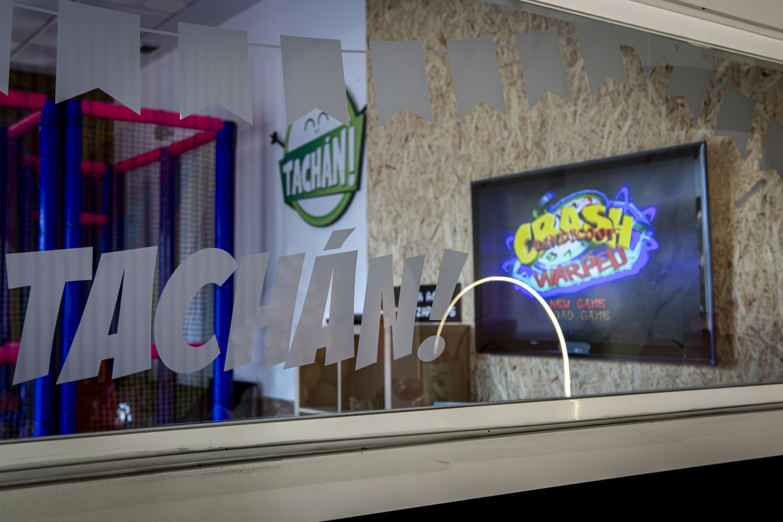 Pantalla con videojuego Crash Bandicoot