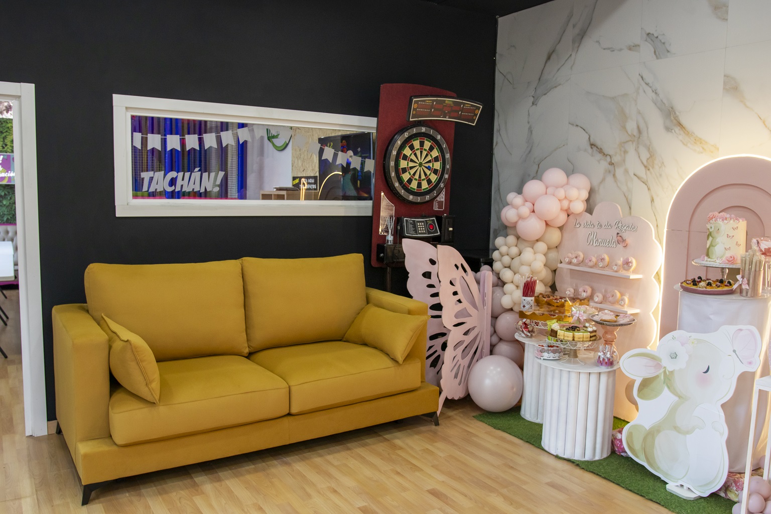 Sala con sofá amarillo y decoración temática