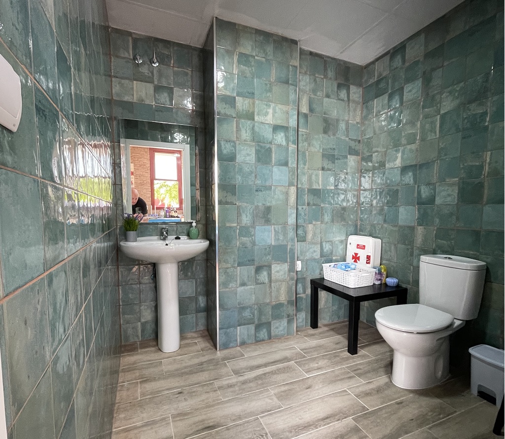 Baño con azulejos turquesa