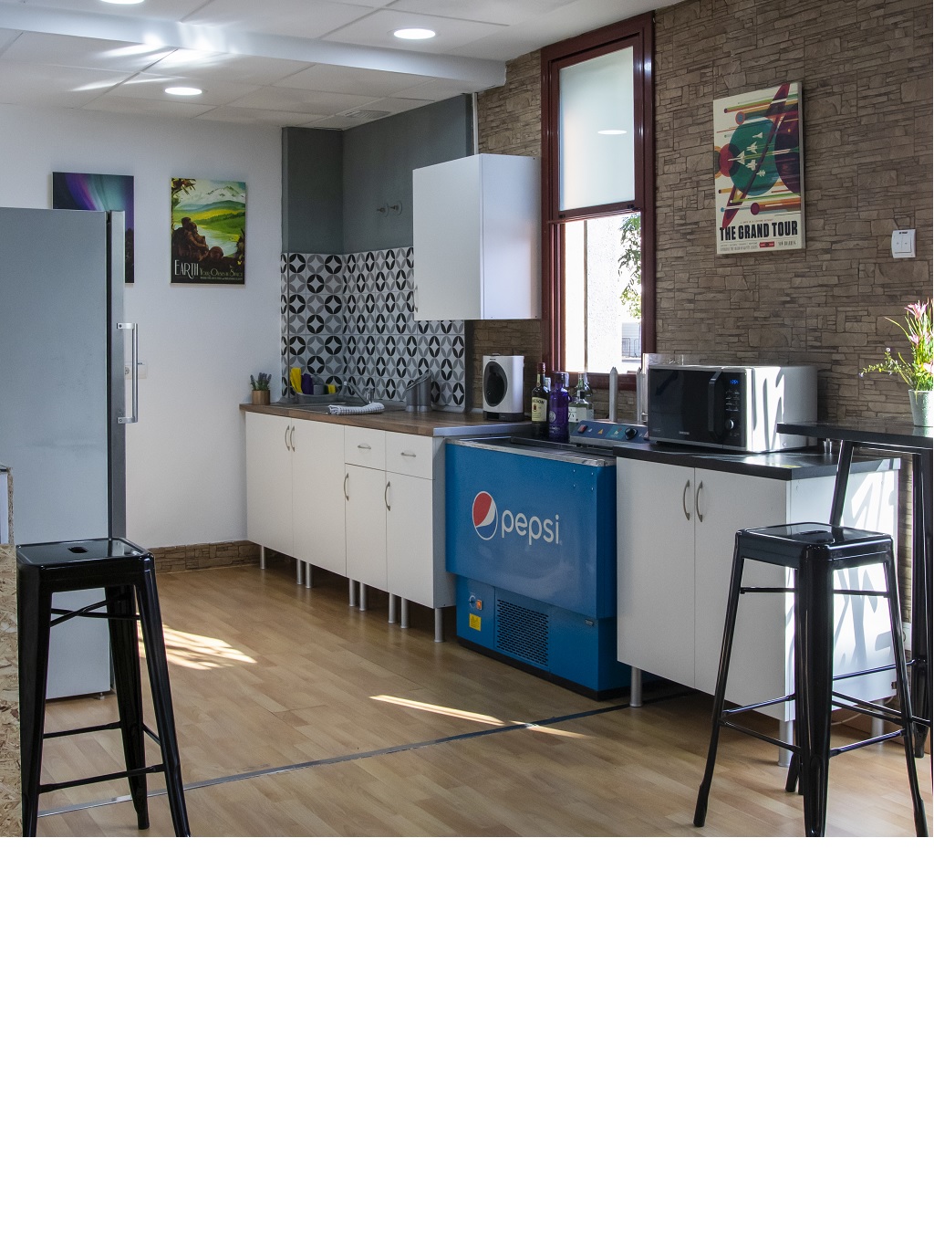 Cocina equipada con nevera y microondas